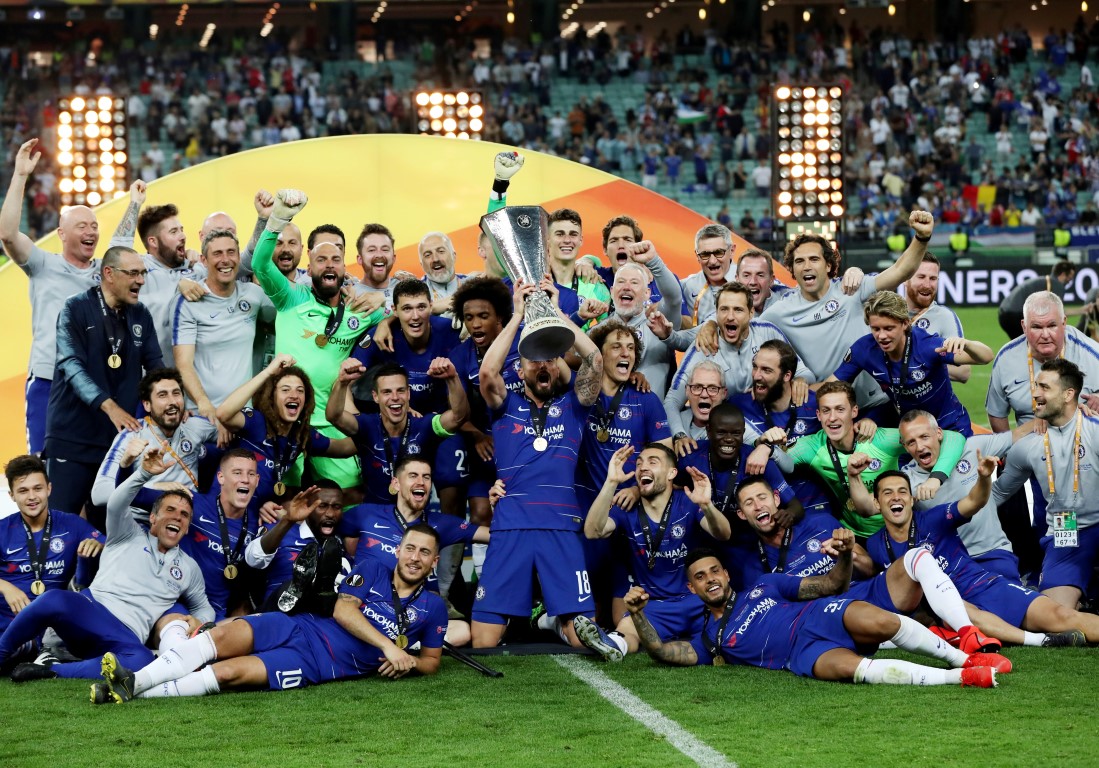 Chelsea players celebrate with the trophy after their win over Arsenal. Photo: Reuters