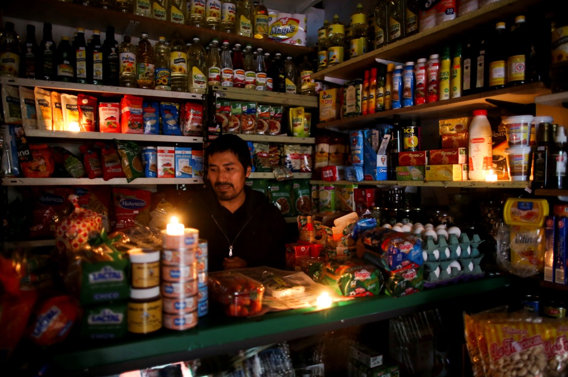 A vendor waits for customers during a national blackout in Buenos Aires, Argentina. Photo: Reuters