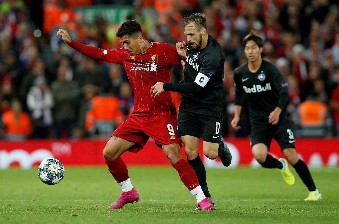 Liverpool's Roberto Firmino vies (L) for the ball with Salzburg's Andreas Ulmer. Photo: Reuters