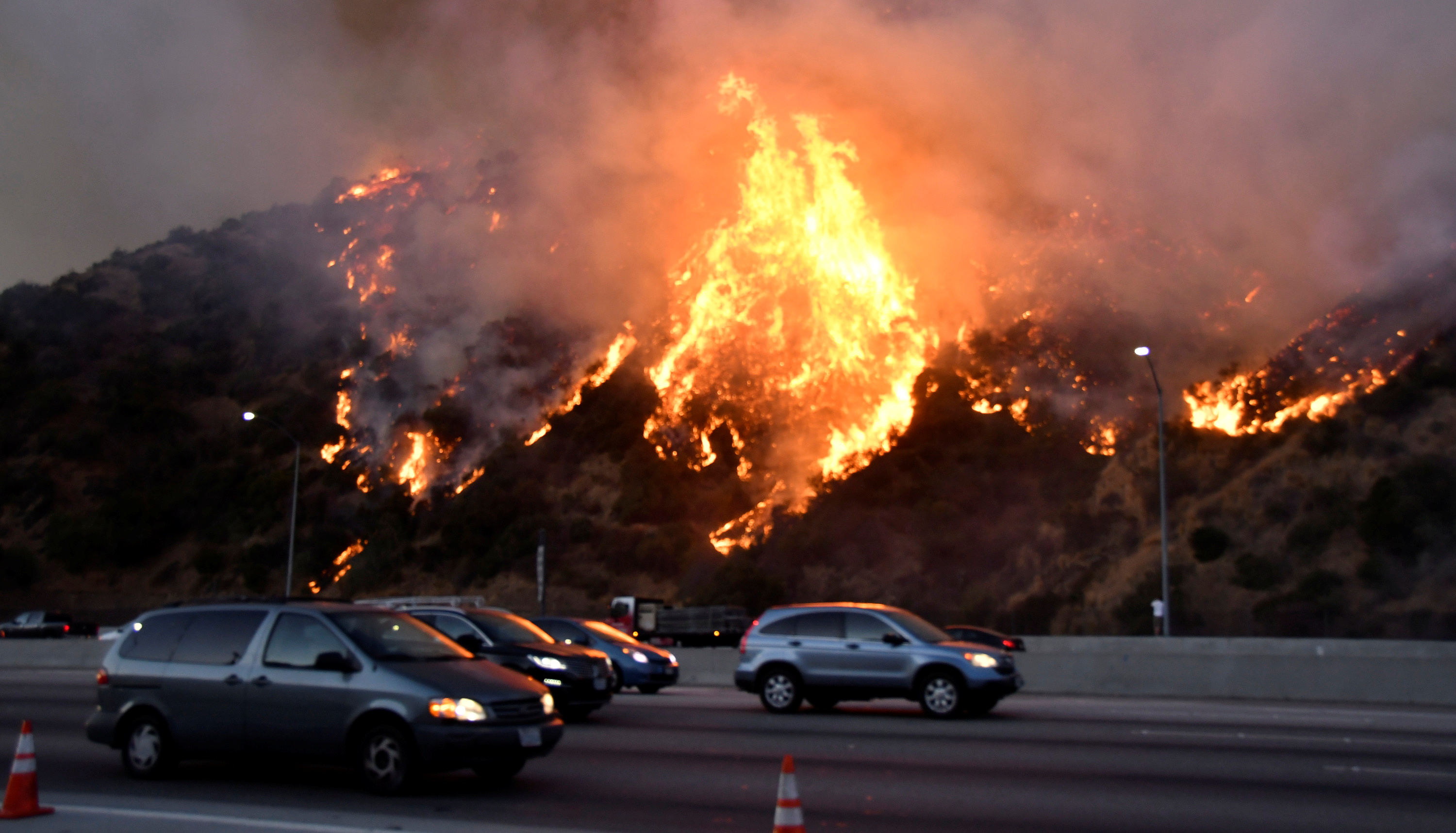 Лесные пожары в Калифорнии 2020. Лос Анджелес пожар. Лос-Анджелес в огне (2017). Лесной пожар в Лос Анджелесе 2021. Сгорела сша