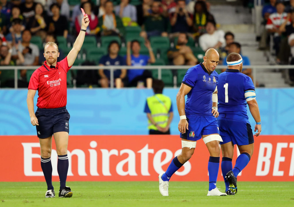 Referee Wayne Barnes shows Italy's Andrea Lovotti a red card. Photo: Getty Images