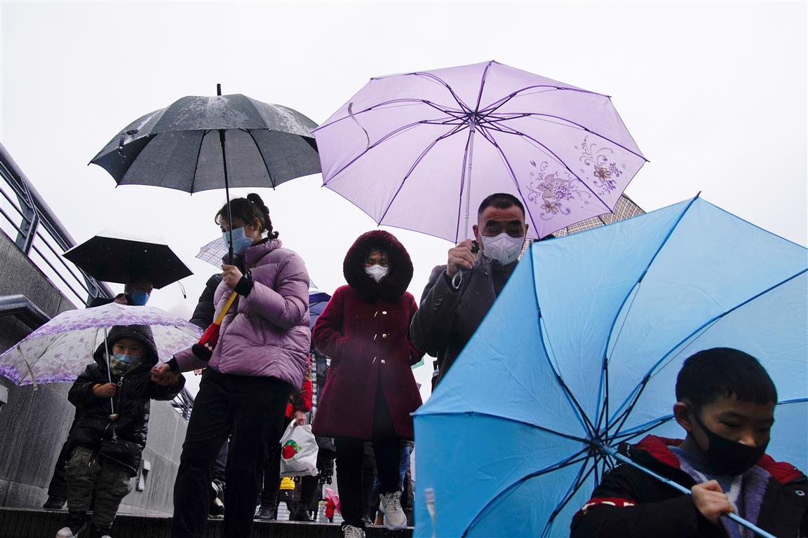 People wearing masks at the Bund in Shanghai. Photo: Reuters 