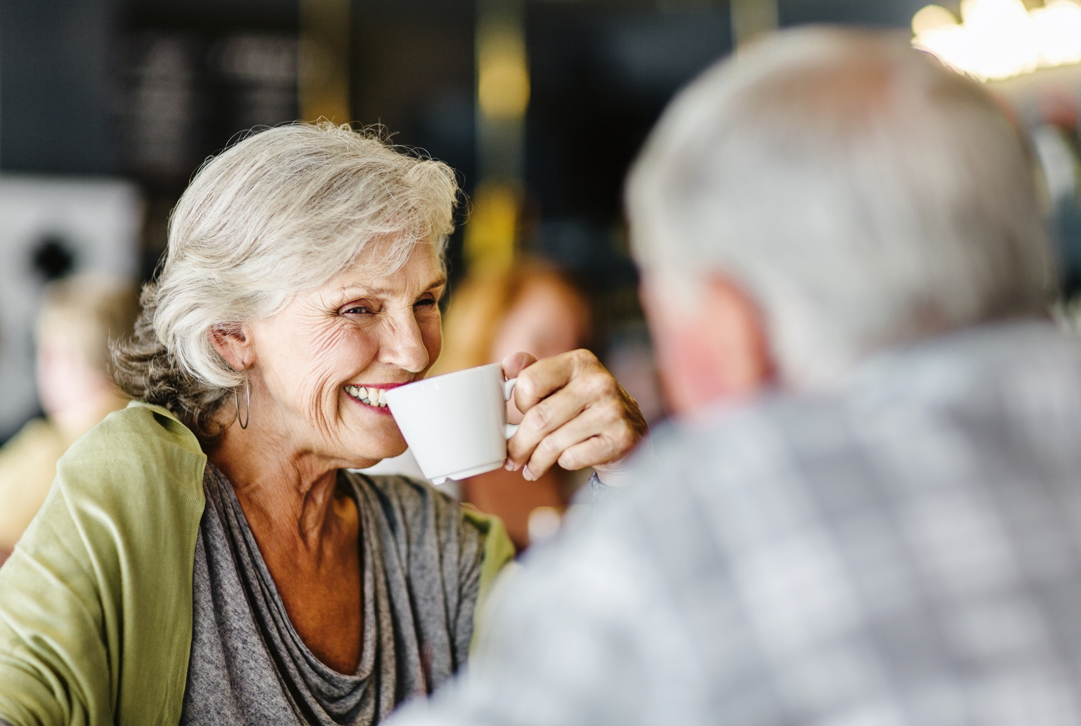 Общение после 50. Женщина 50 лет пьет кофе. Жизнь после 50. Пожилые пьют кофе. Картинки на аватарку для женщин после 50.