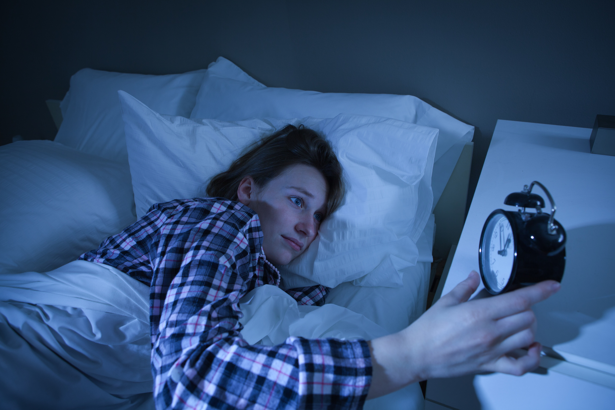 Wake up films. Бессонница девушка. Человек с бессонницей. Бессонница мужчина. Нарушение сна у подростков.