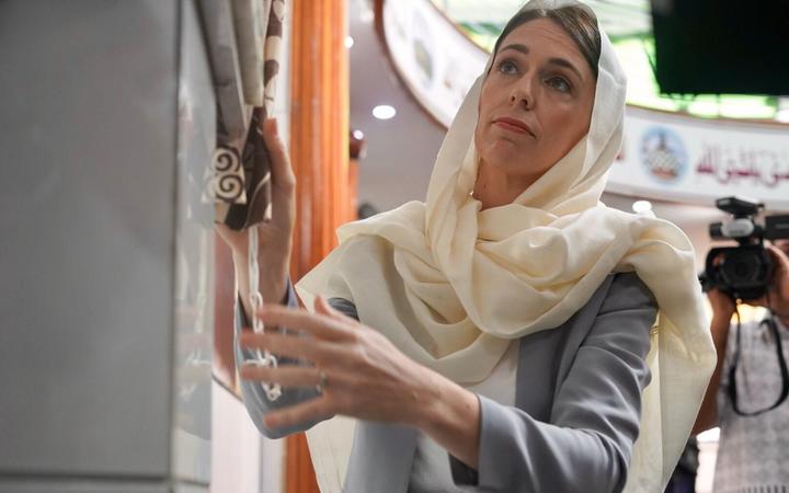 Jacinda Ardern unveils a memorial plaque at Lautoka Jame Masjid. Photo: Supplied to RNZ