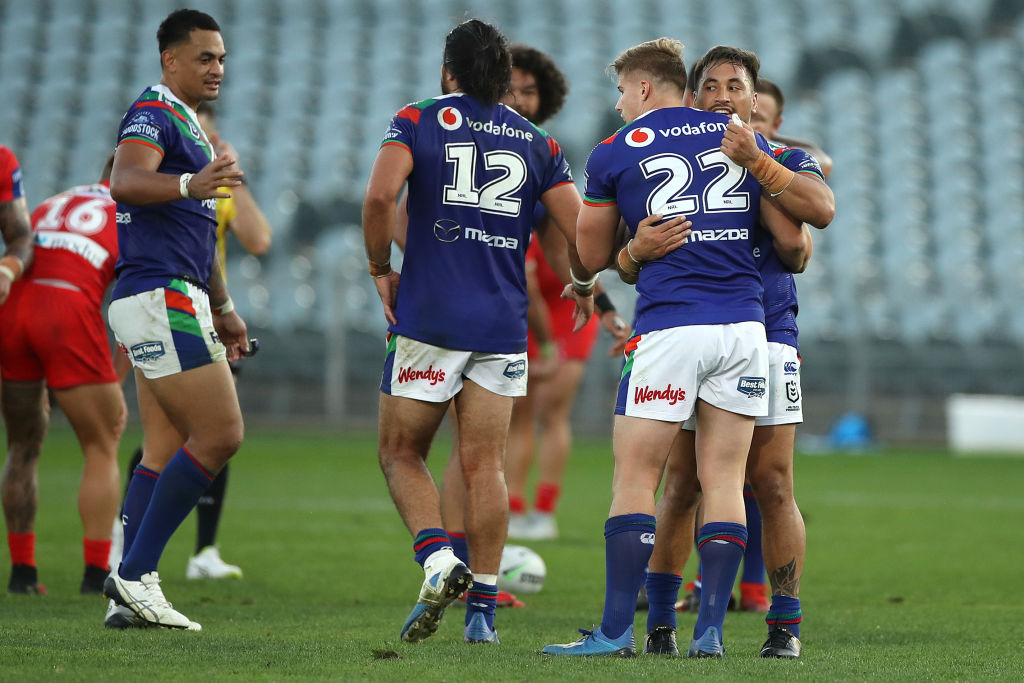 Warriors players celebrate their victory over the Dragons at Central Coast Stadium in Gosford....