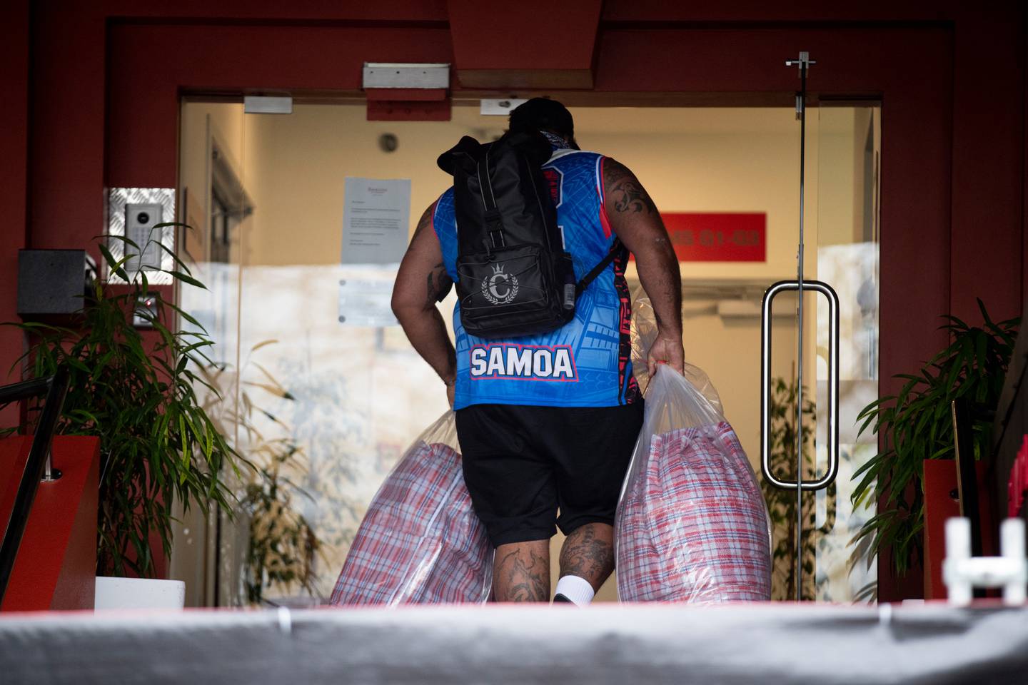 Those getting off the van could be seen carrying many bags as luggage. Photo: Dean Purcell / NZH