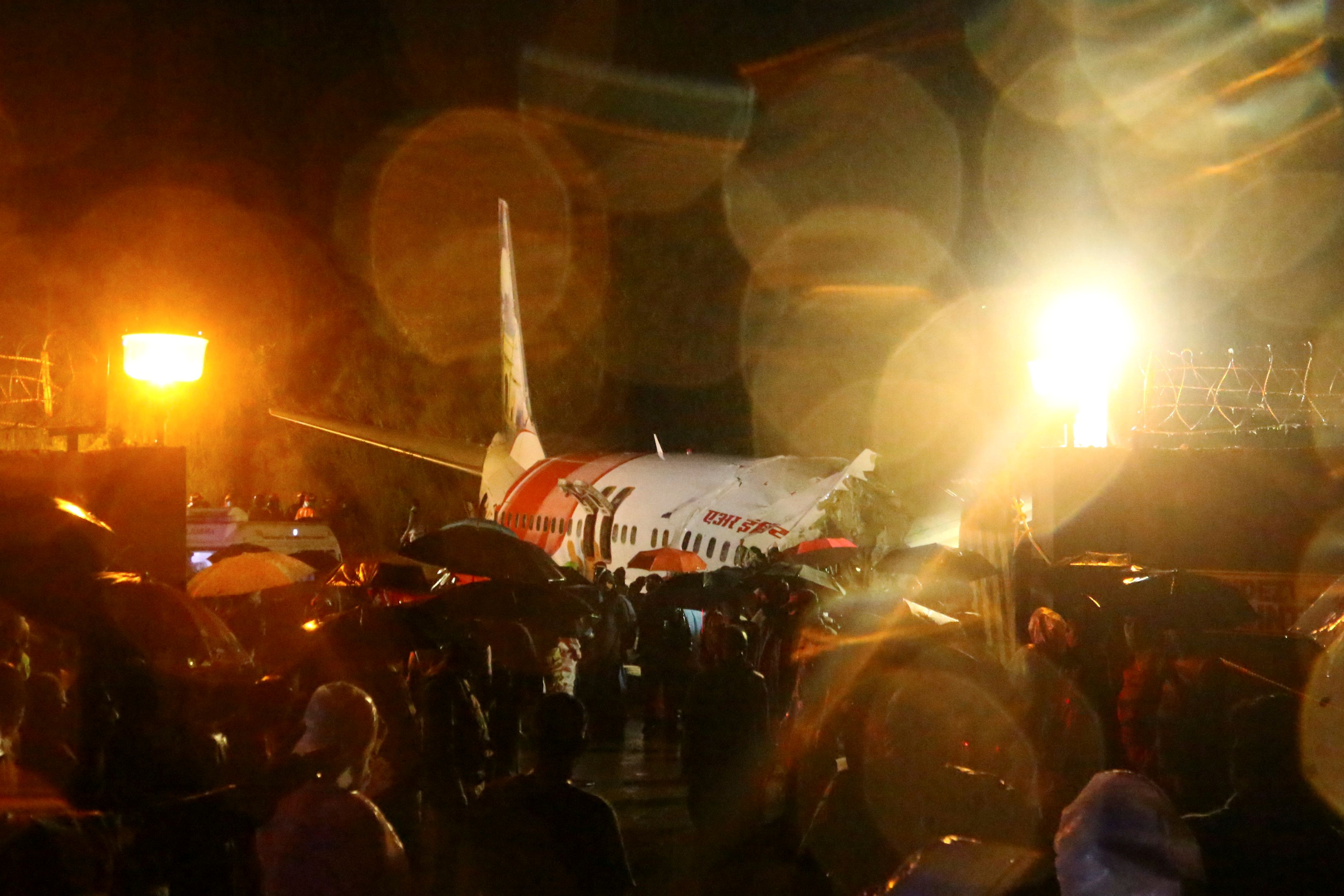 Дубай крушение. Катастрофа Boeing 737 в Кожикоде. Авария Boeing 777 в Дубае. Boeing 747 Air India взрыв в Японии.