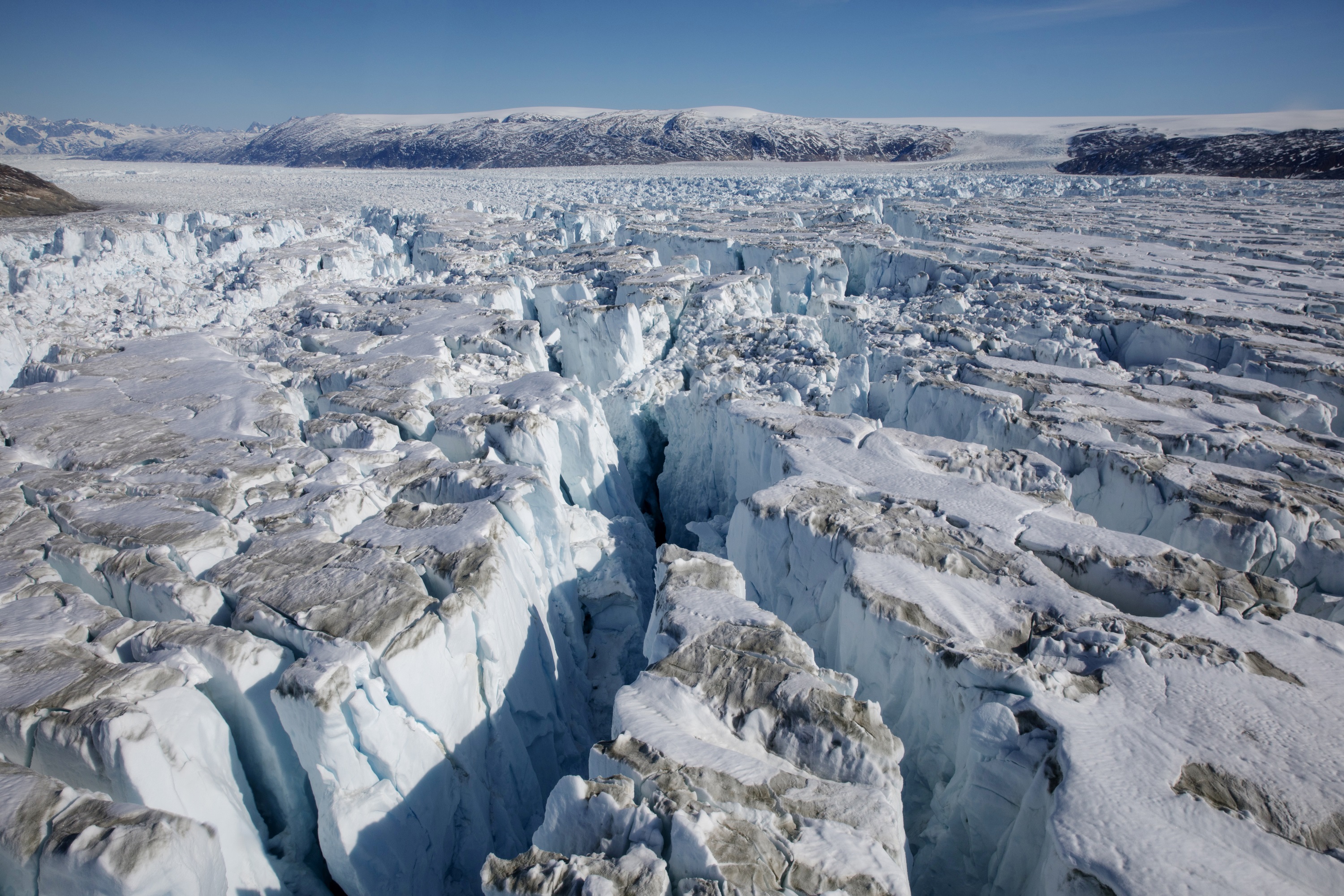 10 самых больших ледников. Таяние ледников в Гренландии 2021. Таяние ледников в Гренландии. Ледяной щит Гренландии. Ледяной каньон Гренландия.
