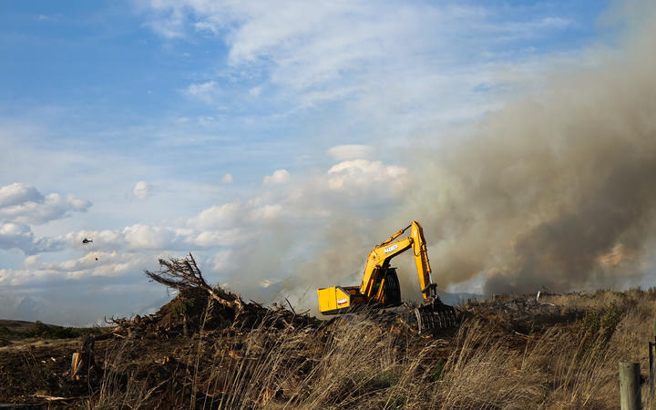 Diggers and bulldozers are still being used at the site of the Lake Ōhau fire. Photo: RNZ / Tess...