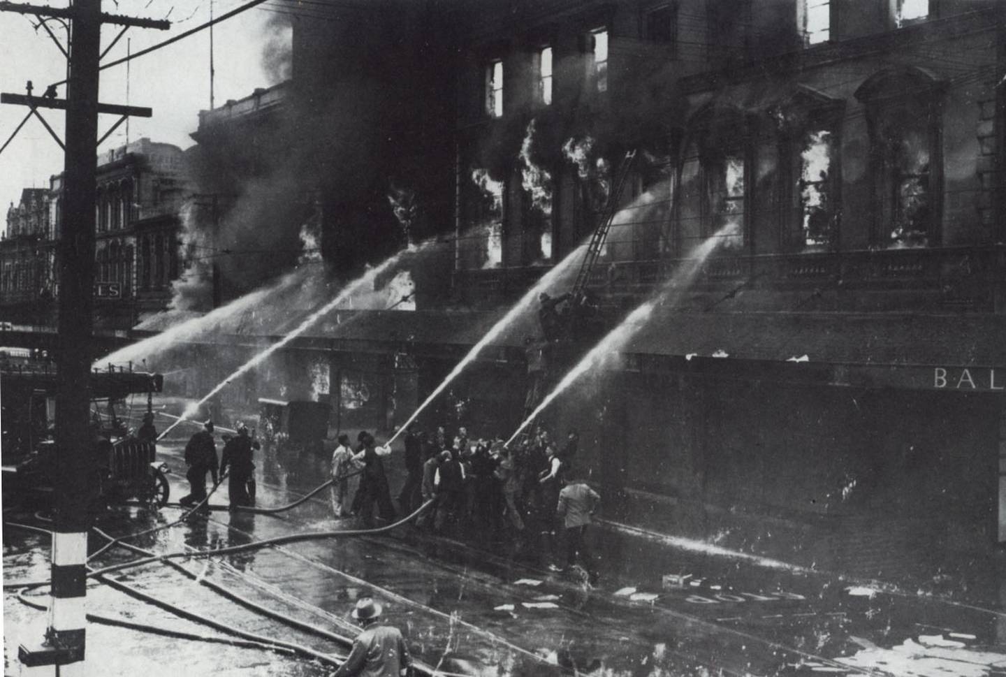 Ballantynes Fire Tuesday, November 18, 1947. Photo: Christchurch Star Archive