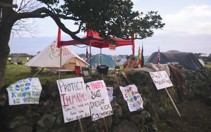 Protest banners at Ihumatao Photo: Nicole Hunt