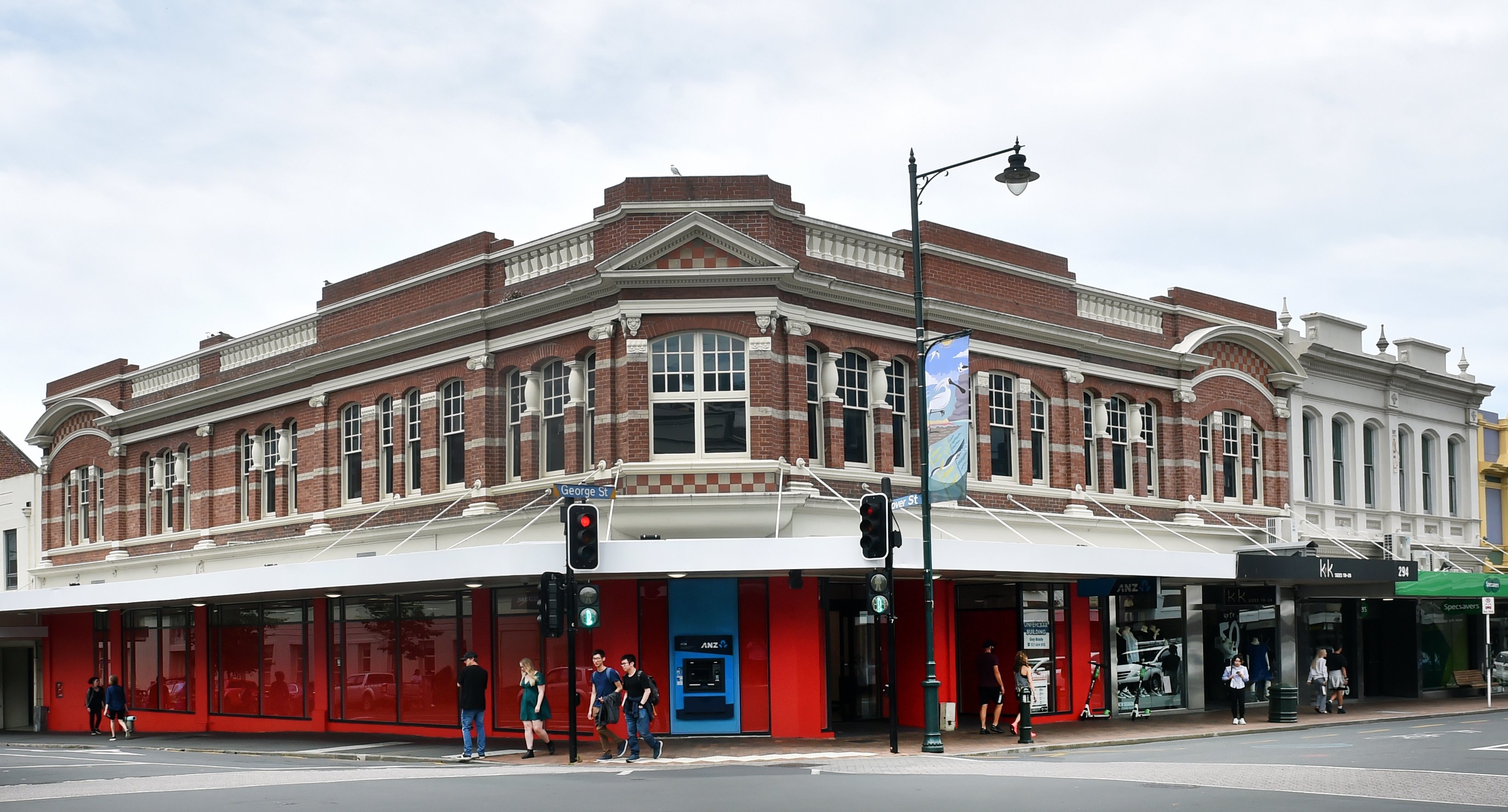 Bargain Chemist is moving into the former ANZ building on the corner of George and Hanover Sts...