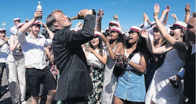Mads Mikkelsen plays a teacher having a mid-life crisis who takes part in a drinking experiment....