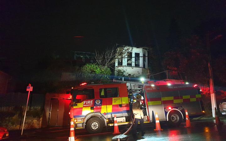 Fire crews were called to the scene in Hanson St late on Sunday night. Photo: RNZ