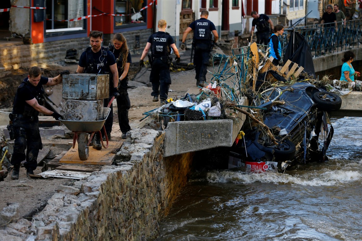 Police and volunteers clean rubble in an area affected by floods in Bad Muenstereifel. Photo:...
