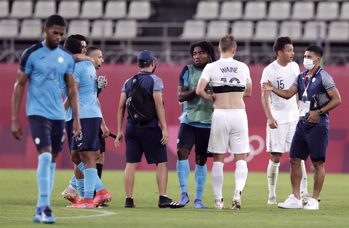 Players acknowledge each other after the match. Photo: Reuters