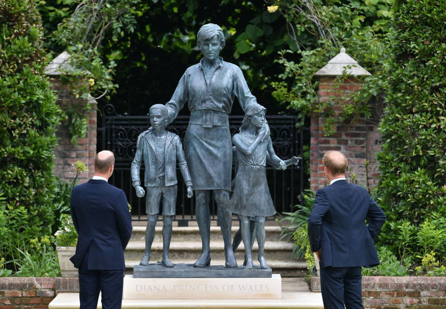 Critics are less than impressed with a new statue to Princess Diana, unveiled by her sons William...