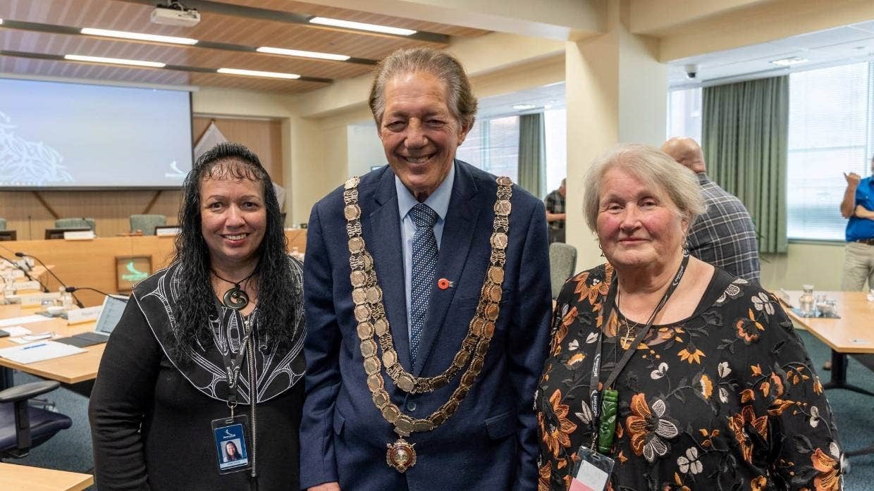 Pania Coote (left) with mayor Tim Shadbolt and Evelyn Cook. PHOTO: LUISA GIRAO