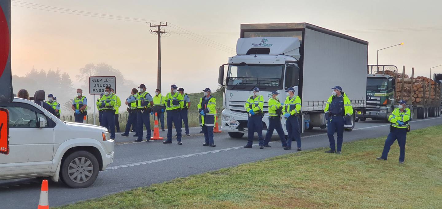 Police stand guard at the northern border into Auckland this morning. Photo: NZ Herald