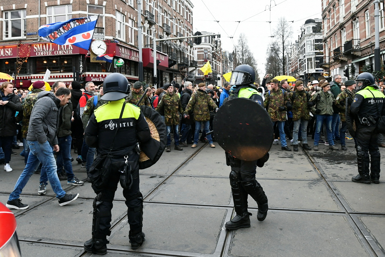 Протестующим против. Протесты в Амстердаме. Протесты в Нидерландах 2022. Полиция Амстердама. Нидерланды СМИ.