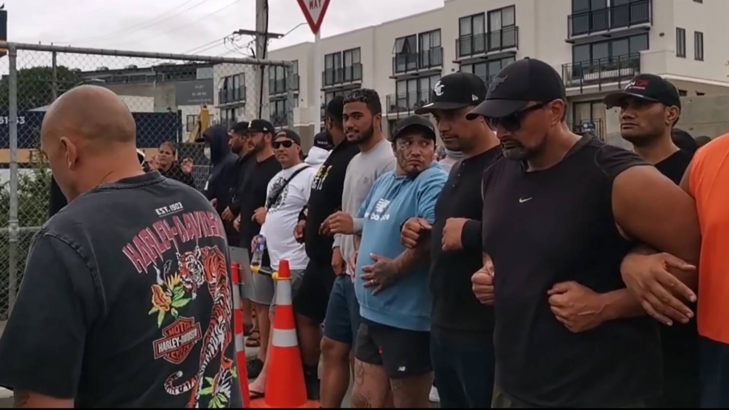 Supporters of Brian Tamaki blockade the road outside the Mt Eden Remand Centre. Image via NZ Herald 