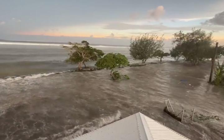 Tsunami waves in Tonga from the volcanic eruption. Photo: Twitter / Dr Faka’iloatonga Taumoefolau