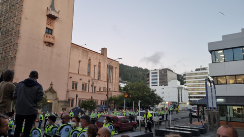 Police gathered around the Parliament precinct this morning. credit: RNZ