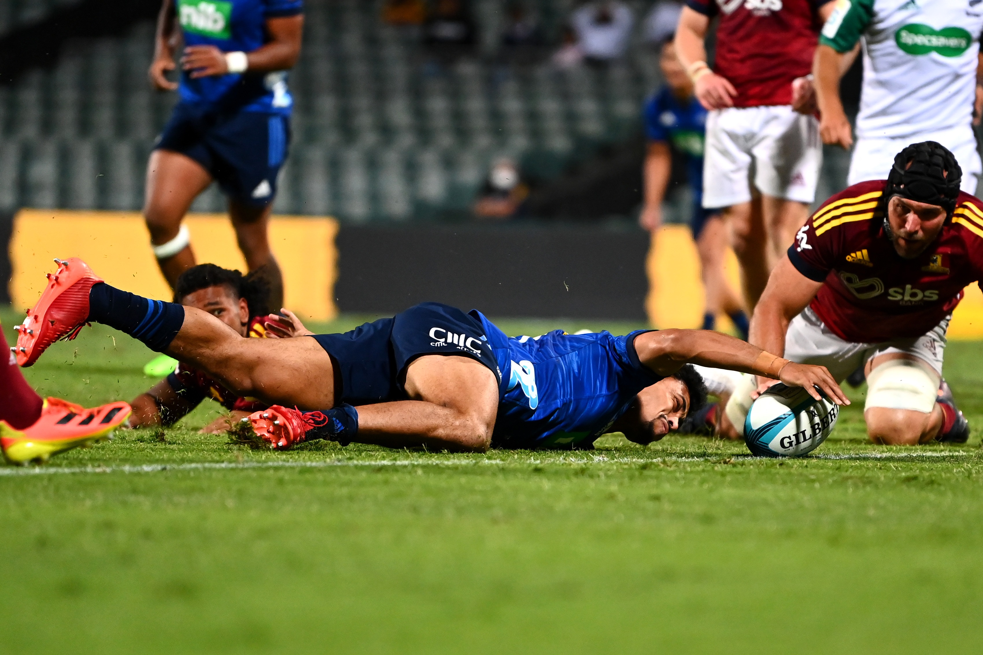 Stephen Perofeta of the Blues dives over to score a try. Photo: Getty Images 