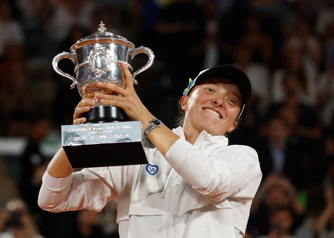 Iga Swiatek celebrates with trophy after her victory in the French Open final. Photo: Reuters