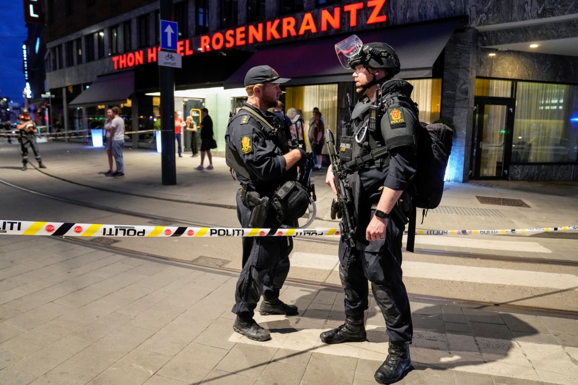 Security forces at the site of the shooting in central Oslo. Photo: Javad Parsa/NTB/via REUTERS 