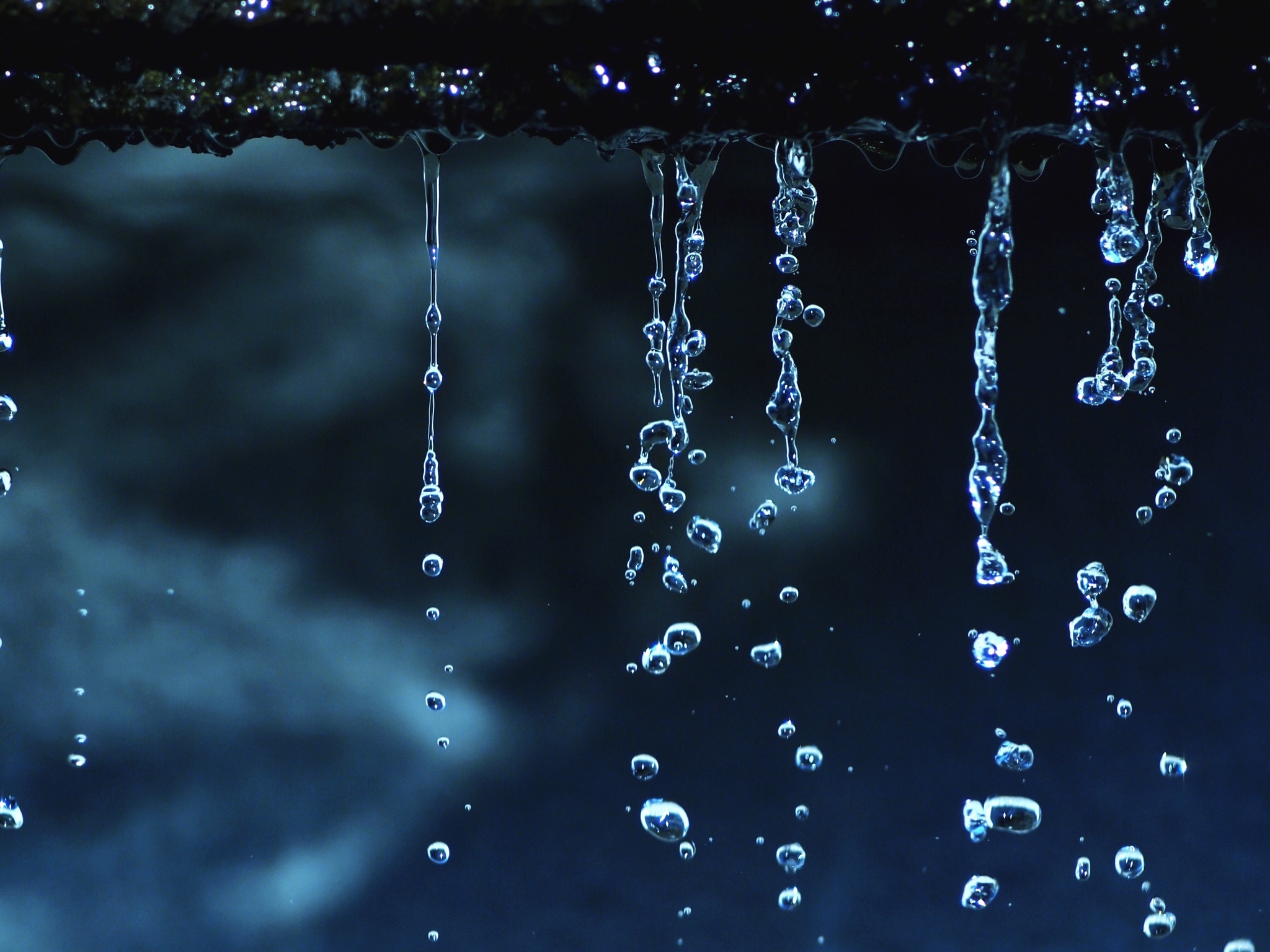 Вода падает с высоты 1200 м. Текстура падающей воды. Падающая вода для фотошопа. Падающие капли на черном. Капля падает текстура.