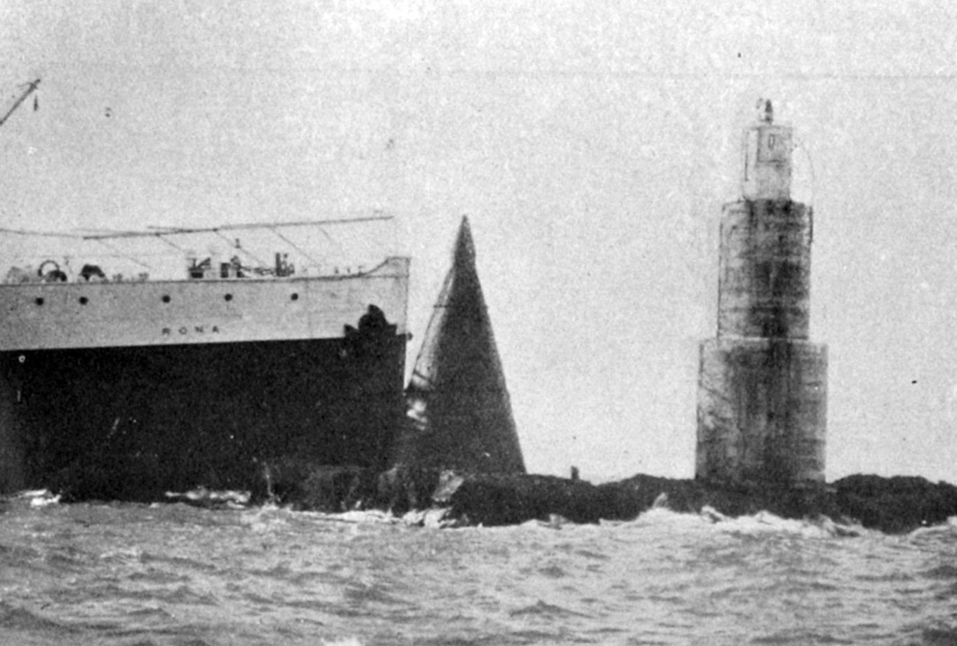 SS Rona aground on Canoe Rock, in the Hauraki Gulf. — Otago Witness, 11.7.1922
