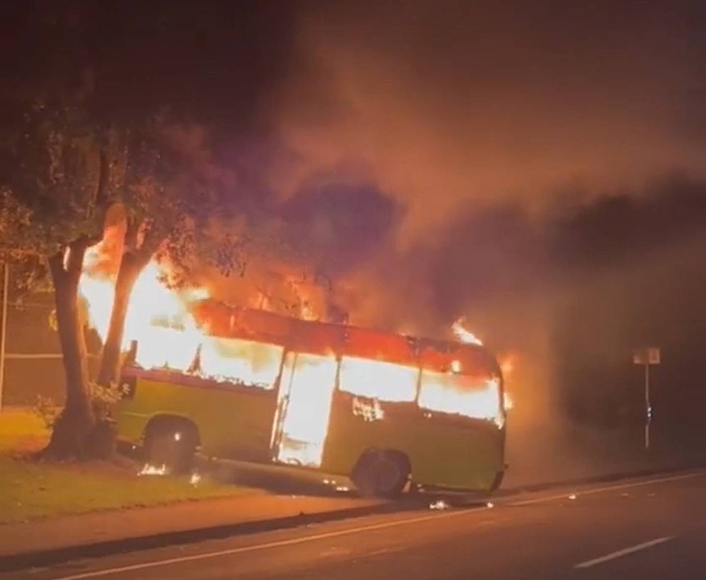 The bus came to rest next to an empty tennis court. Photo: Bestseat360/TikTok