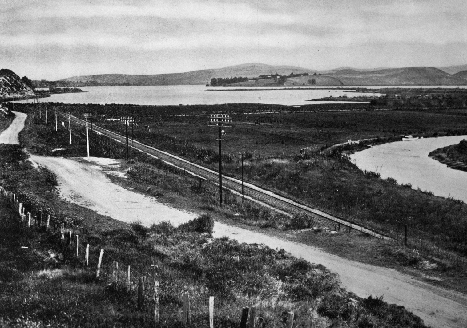Main South Road and railway approach Lake Waihola, near Titri. — Otago Witness, 23.5.1922