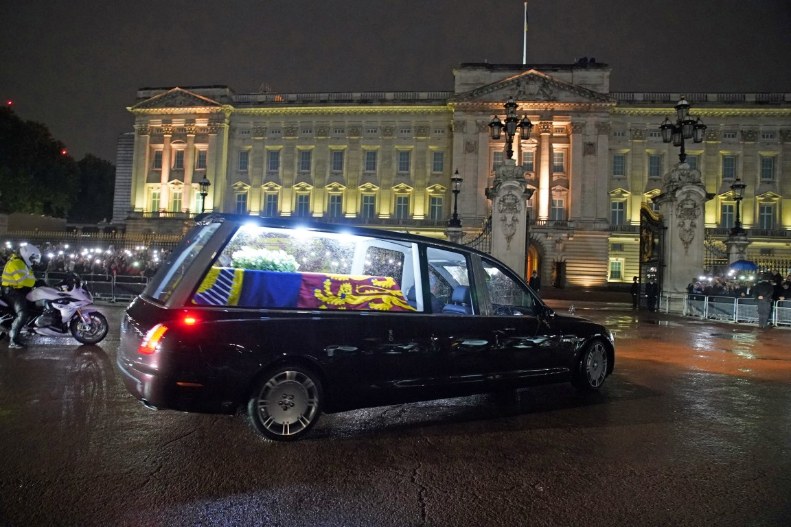 The hearse carrying the coffin of Queen Elizabeth II arrives at Buckingham Palace in London....