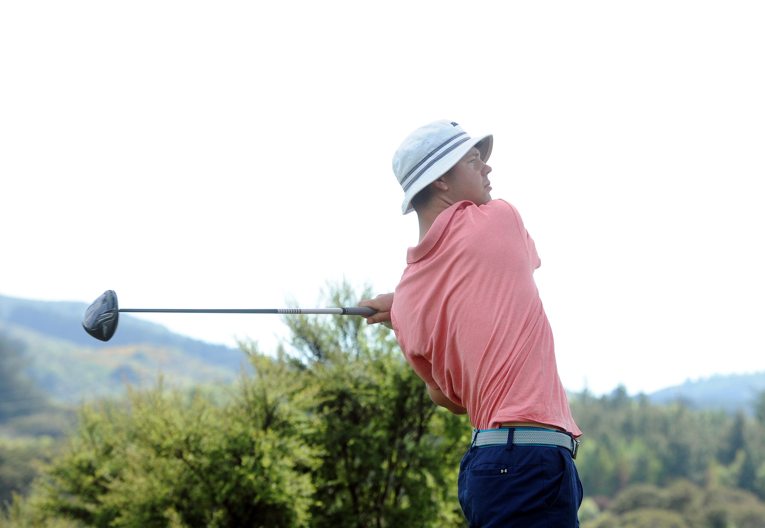 Dominic Hazeldine (Royal Wellington) drives off the 13th tee. Photo: Linda Robertson