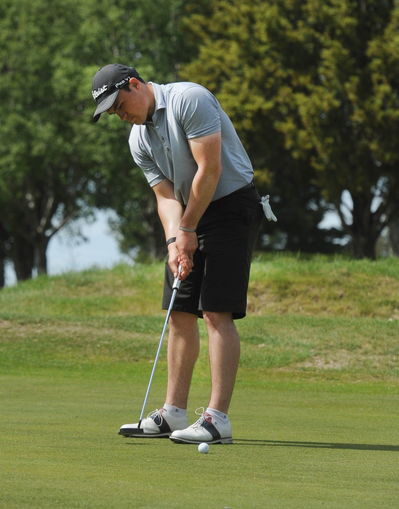 Parker Aluesi (St Clair) putts for par on the 12th. Photo: Linda Robertson