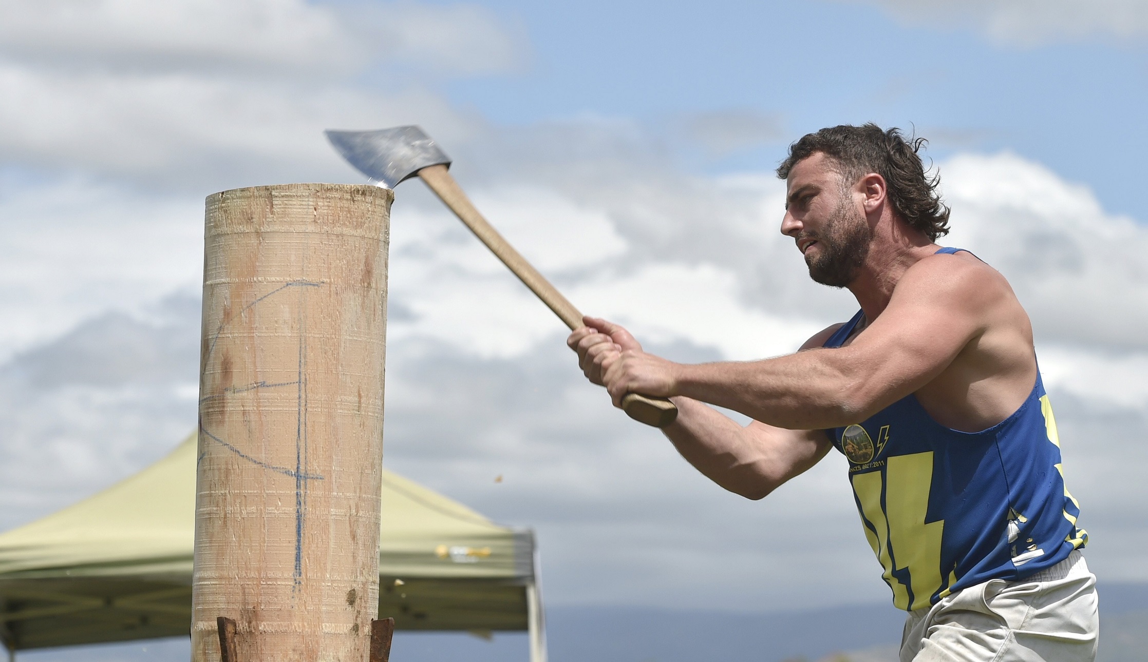 Brook van Heuven, from Taupo, in action with the standing block at the axemen competition.