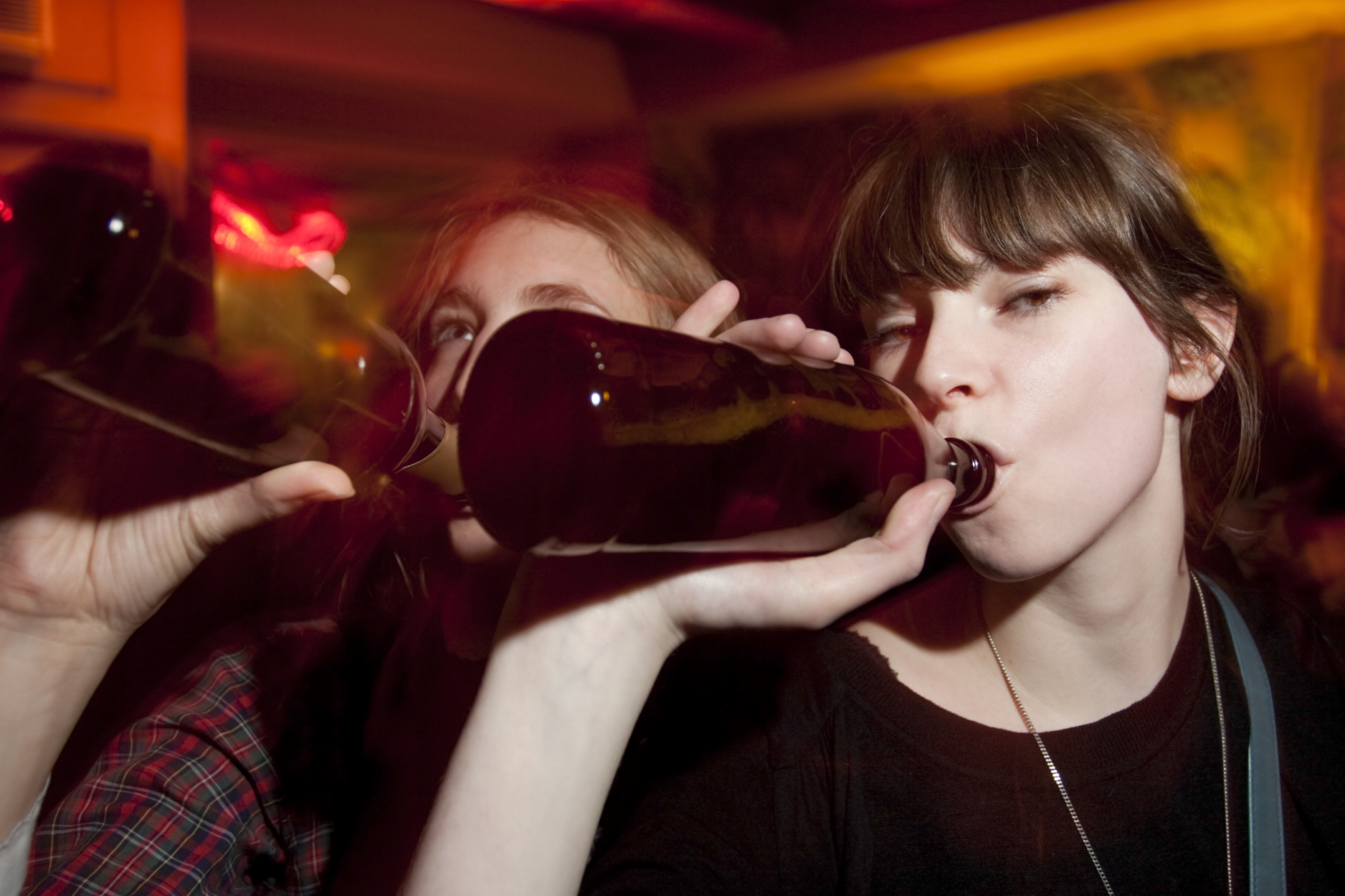 Глотка подростков. Молодежь пьет. Алкоголь и молодежь. Алкоголизм молодежи. Пить алкоголь.