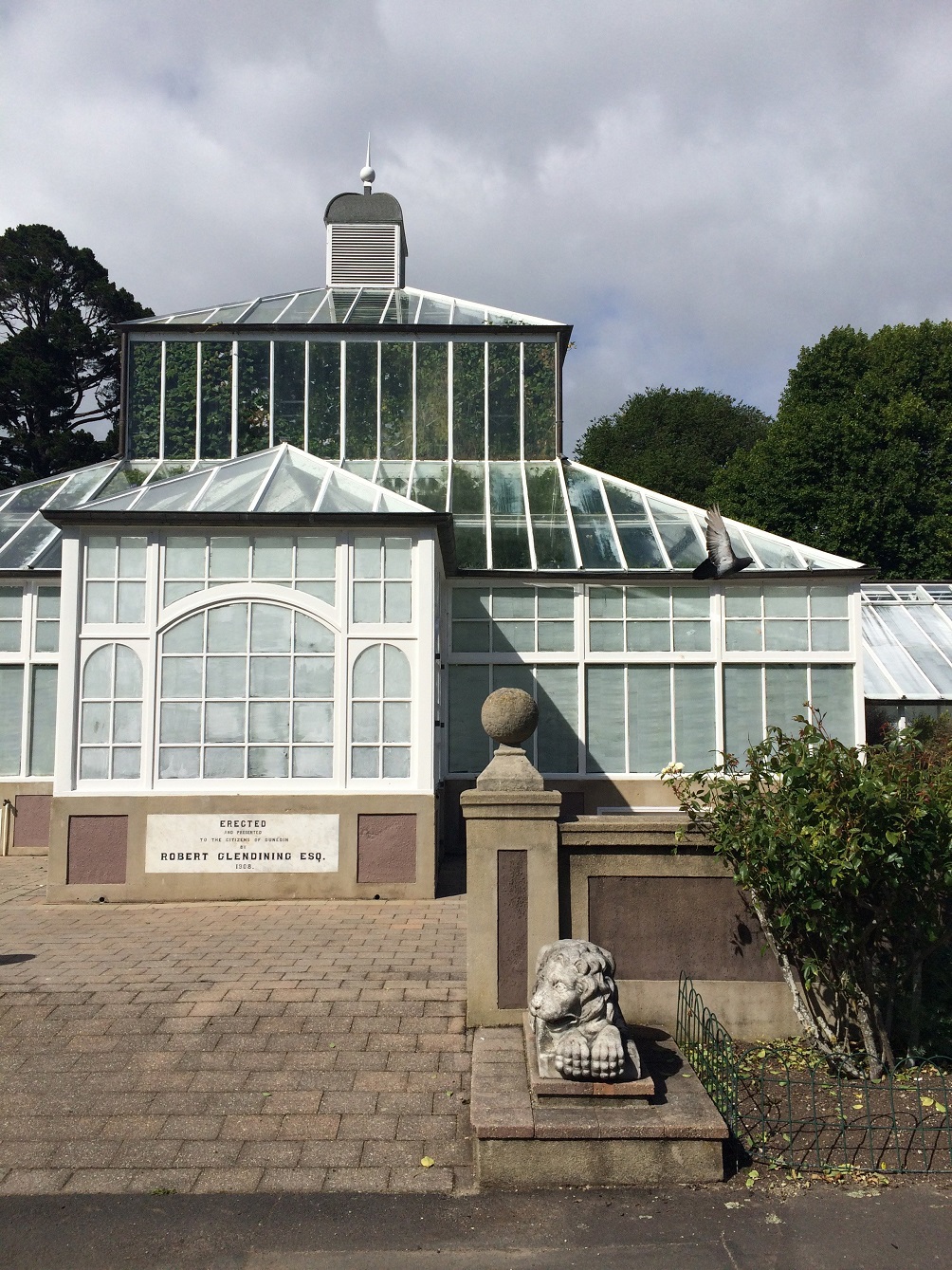 Main entrance with guardian.