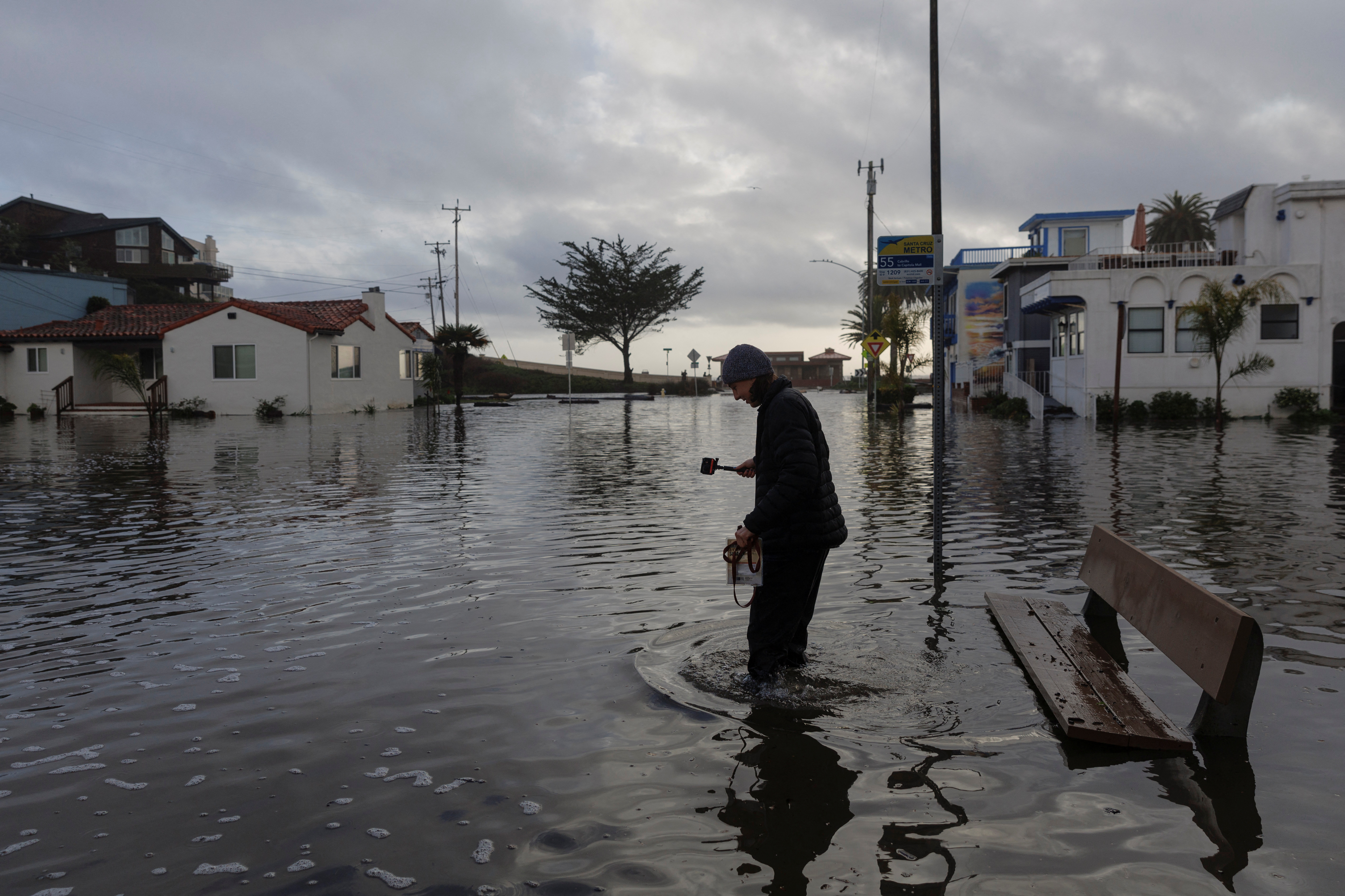 Raining rivers. Санта Барбара потоп 2023. Лос Анджелес наводнение 2023. Большое наводнение. Последствия наводнений.