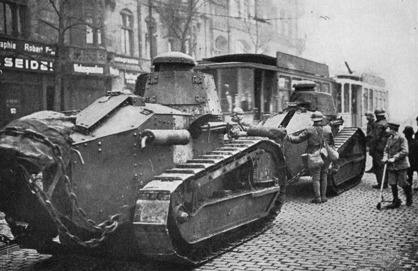 Les chars français arrivent à Essen alors que la France envahit la vallée de la Ruhr en Allemagne, produisant du charbon et de l'acier...