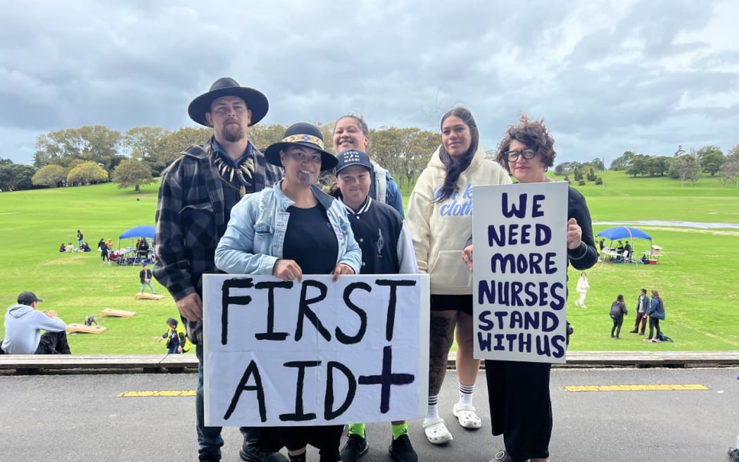 Nurses with placards make their feelings clear in Auckland. Photo: RNZ 