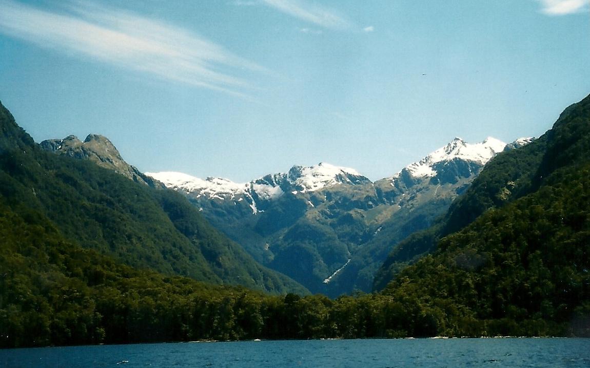 Lake_Manapouri.JPG