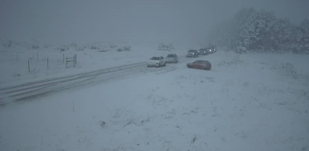 Some drivers have become stuck in the snow at Gorge Hill on SH94 in Southland. Photo: Waka Kotahi