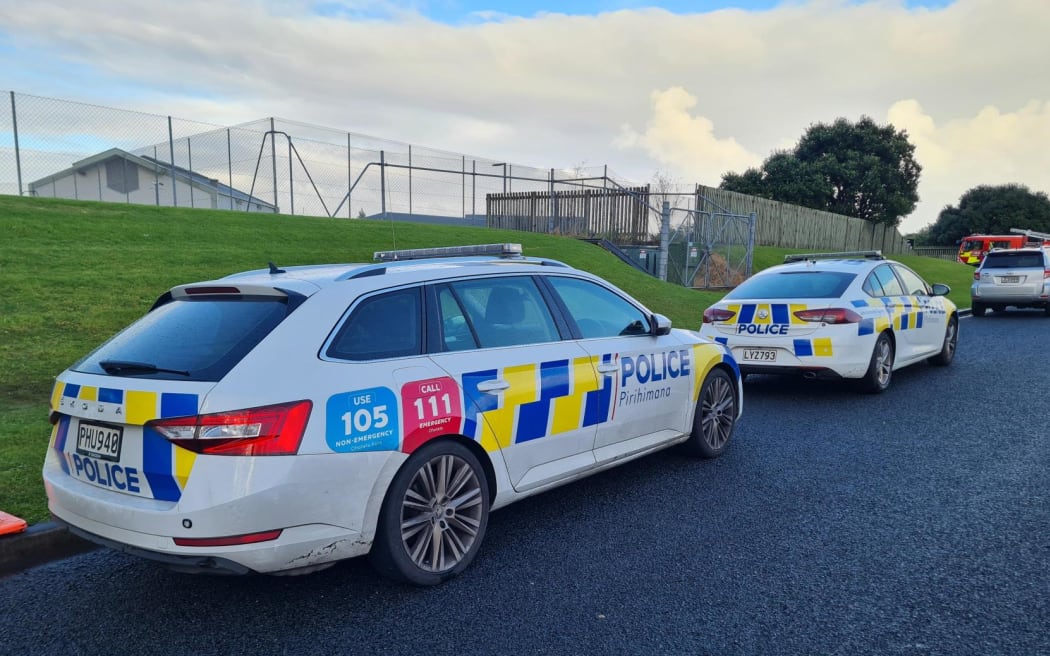 Police remain at the facility on Sunday morning. Photo: RNZ/Bailey Brannon
