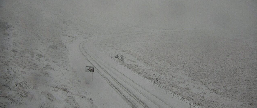 A very snowy Lindis Pass (SH8) in Central Otago early this afternoon. Photo: Waka Kotahi 