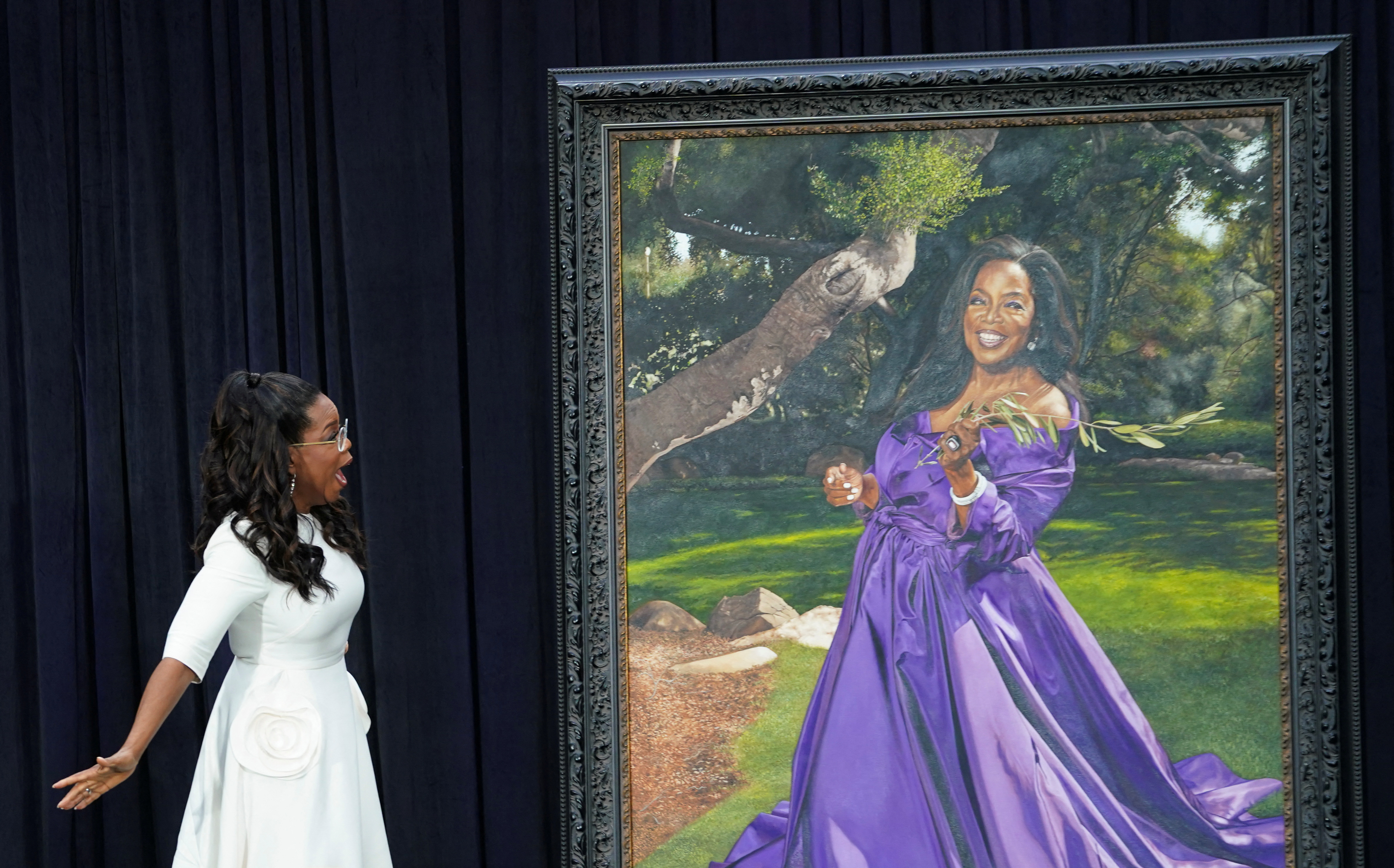 Oprah Winfrey shows her delight at the portrait. Photo: Reuters 

