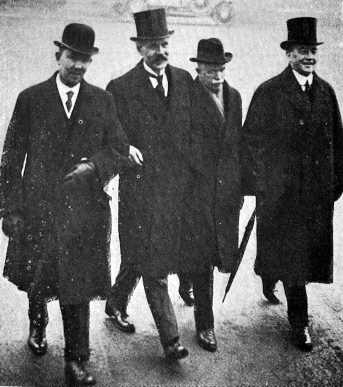 Newly-appointed British prime minister Ramsay McDonald (centre) leaves Buckingham Palace with MPs...